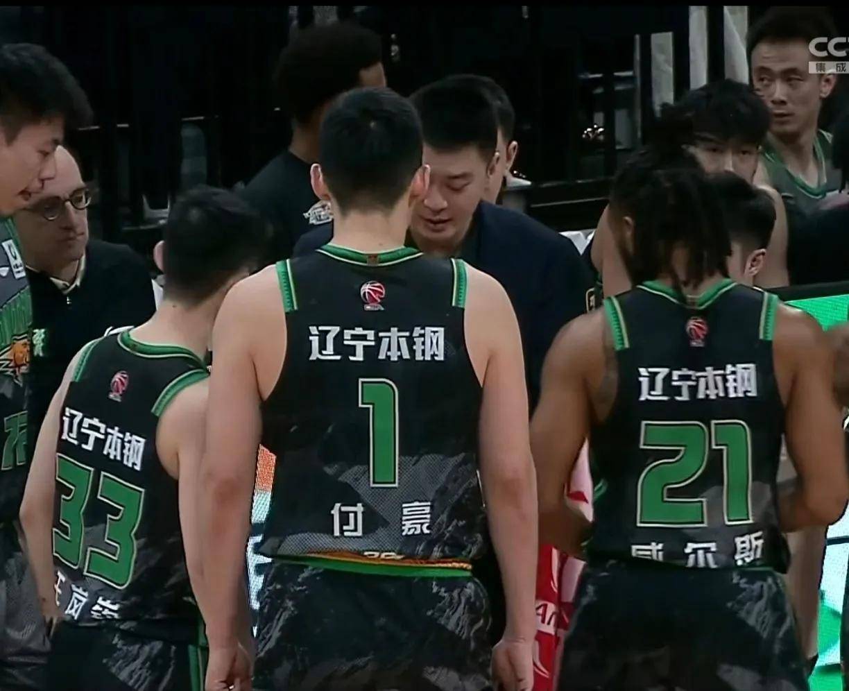 辽宁男篮当家球星伤退，队友合力进攻